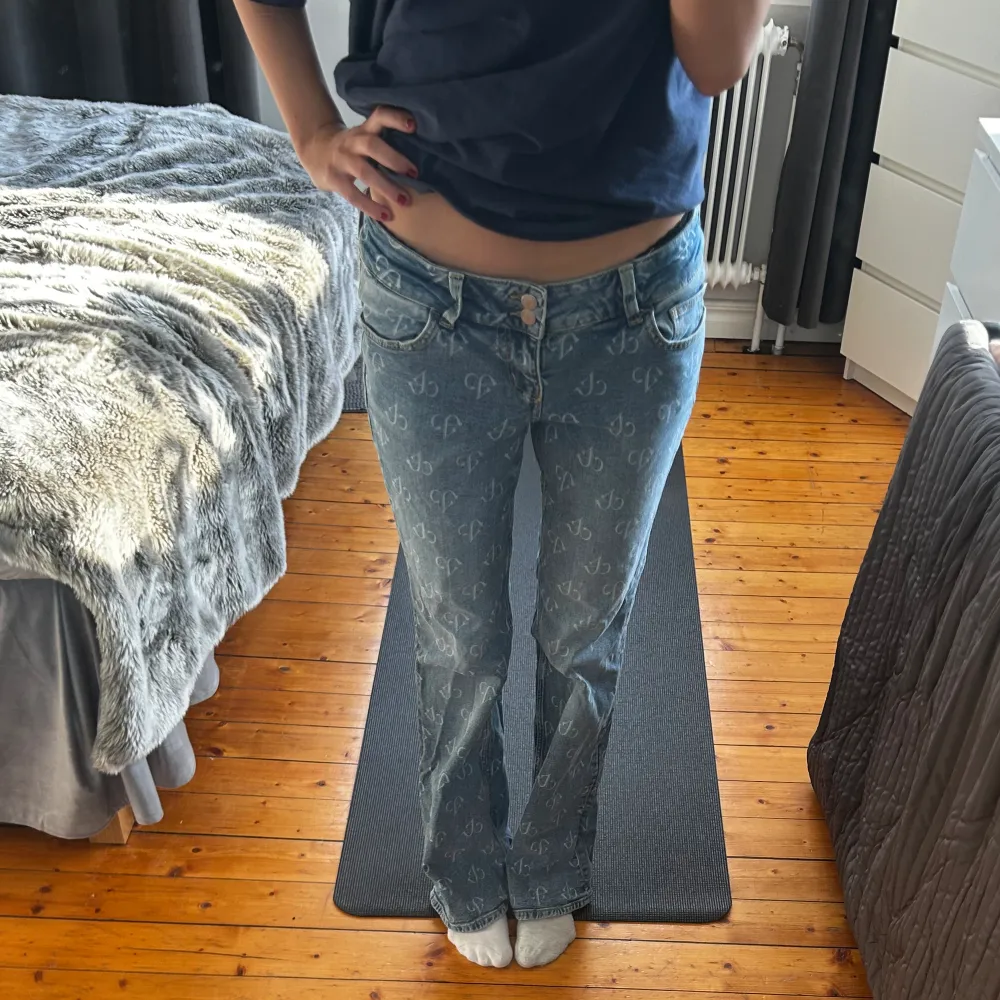 Coola jeans från Hm med fickor bak 🙏🏼 Strl 42, men skulle säga att de är i strl 36/38 i passform. . Jeans & Byxor.