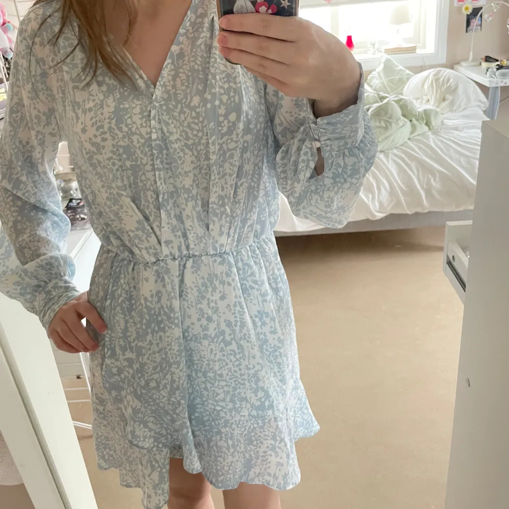 Fin blå klänning perfekt till sommaren/skolavslutningen😍. Nyskick/aldrig använt.  Ord pris:599kr( tror jag). Klänningar.