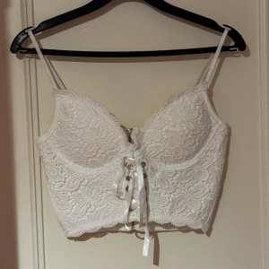 Vit lace crop top, M - Jättefin lace crop top med dragkedja på baksidan. Storlek M kan passa en S.   Katter finns i hemmet