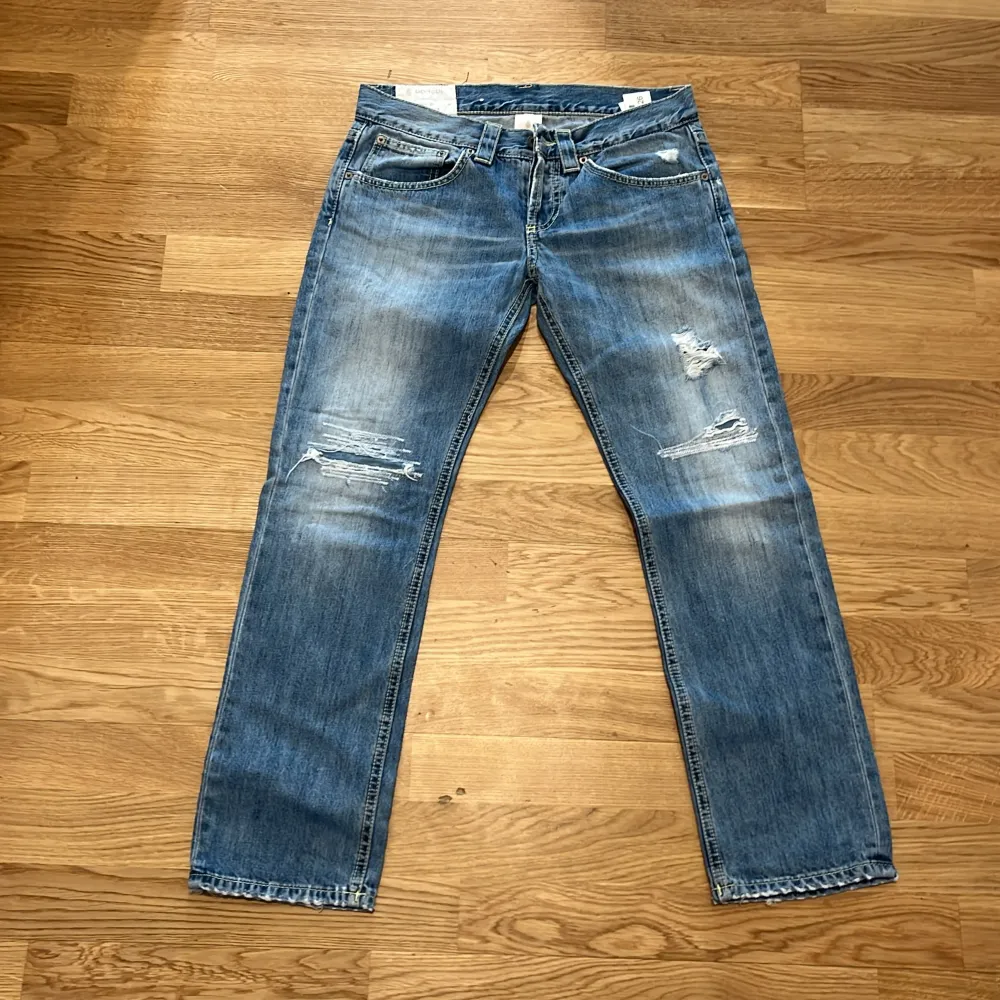 Säljer dessa as feta dondup jeans med lite slitningar fram. Sitter lite straight och säljer lite billigare pga storleken. Jeans & Byxor.