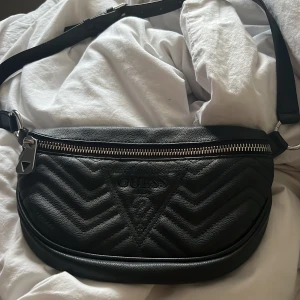 Väska  - Säljer denna äkta Guess väska då den inte kommer till andvändning❤️