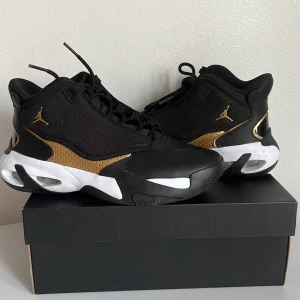 AIR JORDAN 1LOW (GS) - Ett par helt nya Air Jordans 1Low. Skickas i originalförpackning. Säljer pga köpt fel storlek och går inte att returnera. Skriv för fler bilder eller om du är intresserad 🤍 köpt för 1549kr, säljer för 700kr! Pris kan diskuteras vid snabb affär! 