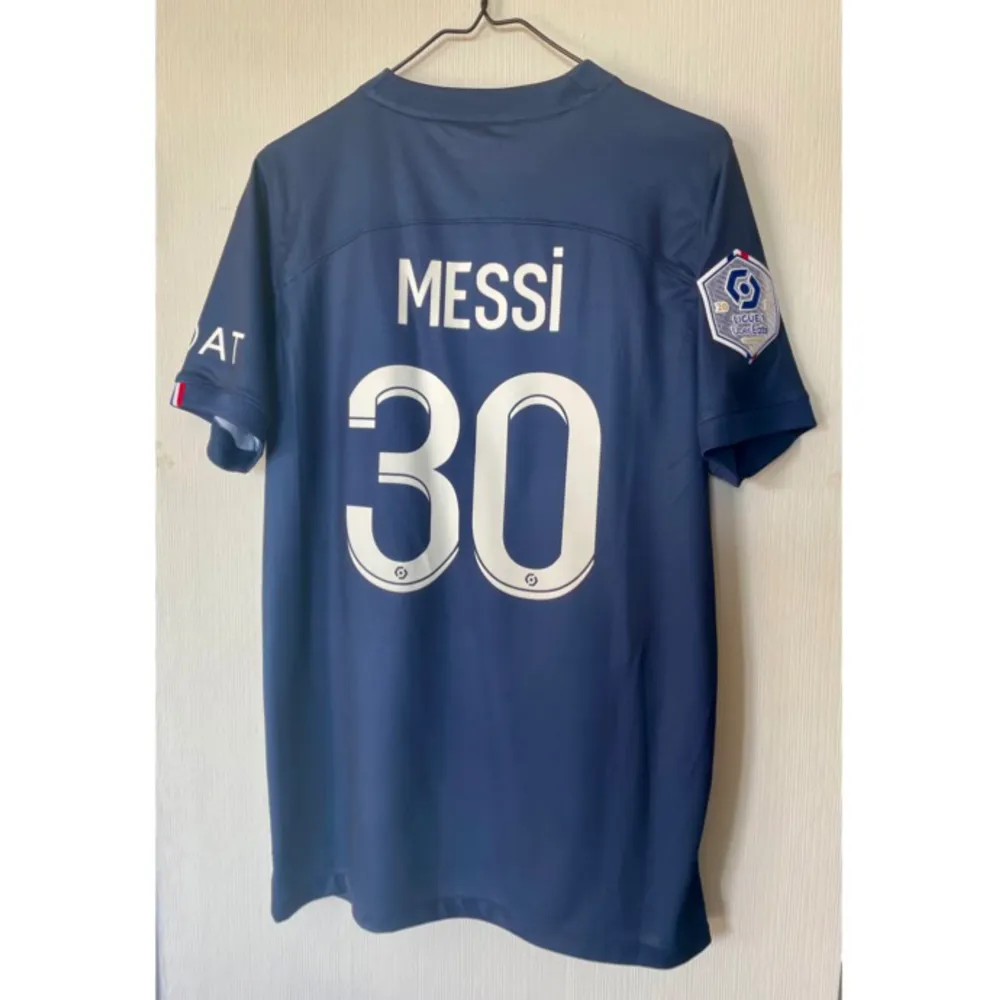 FC PSG hemmatröja säsong 2022/2023 med Icone 8 ballon d’or Lionel Messi på rygg . T-shirts.