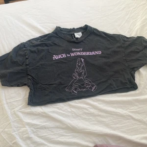 Oversize magtröja - Svart magtröja som är ganska luftig och oversize, snygg till blåa jeans och man bör ha en topp under 