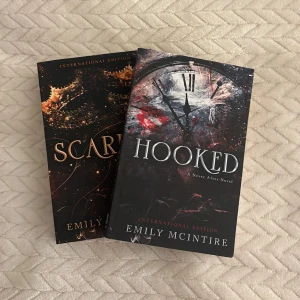 Hooked, scarred - Säljer båda böckerna för 200kr, 100kr per bok💕 böckerna är i bra skick olästa💕