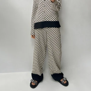 Zara byxor  - Säljer dessa helt oanvända byxorna från zara med prislapp kvar då jag beställde 2 par och glömde skicka tillbaka dessa, storlek XS. Nypris 399kr, skriv vid intresse eller frågor 💕