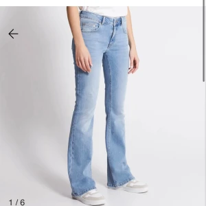 Lågmidjade jeans - XXS men passar XS. Köpt för 400kr och säljer för 250kr eftersom de börjar bli lite slitna, har lite slitna defekter men inget som syns när man bär de🩷 Skriv för frågor/bilder med de på mig! Är öppen för prisförslag