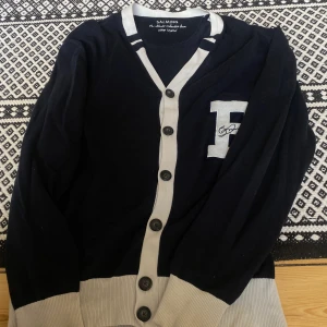 Mörkblå Kofta  - Mörkblå kofta, med v shape. Tunt bomulls material. Skönt och passar till det mesta. Bra skick och har bara använt enstaka gånger. 