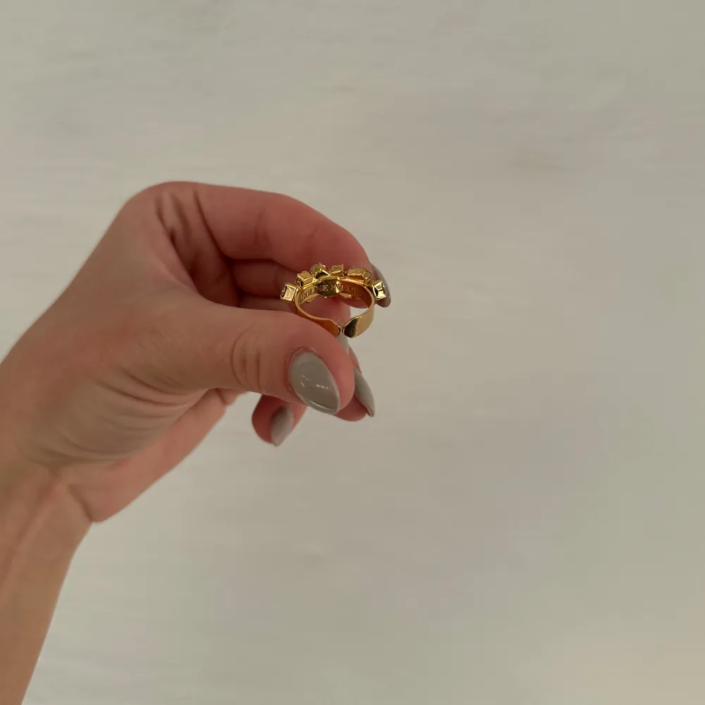 Säljer denna fina ringen från Caroline Svedbom i modellen Gabriella med stenarna crystal🤍inga defekter . Accessoarer.