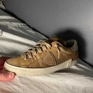 Philippe model - Säljer dessa svin feta philippe model skor! Extremt bra skick vilken syns på sulan undertill🙌 Enligt mig typ 8-9/10. Färgen är beige/brun och dessa är extremt unika och stilrena. Kan gå ner i pris! Nypris ca 4k! Skriv t mig vid minsta fundering!🙌👌