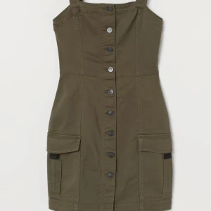 Cool hängsel klänning - Super cool klänning med hängslen! Säljer då den tyvärr inte kom till användning och inte längre är min stil!