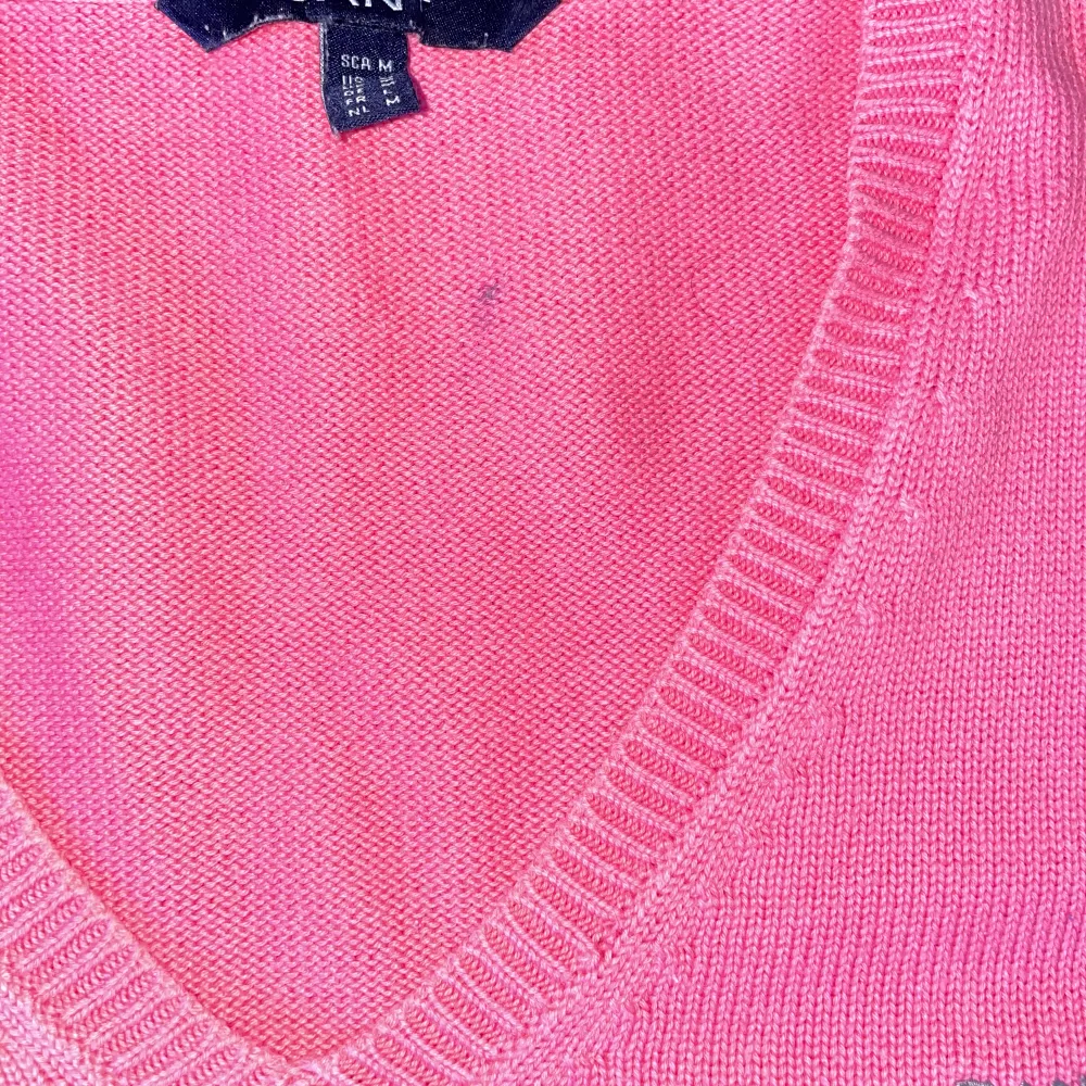 Stickad Gant tröja i storlek M. I mycket fint skick. Finns en liten fläck på insidan av ryggen, men inget som syns utanpå tröjan. (se bild)  Köpt på NK.  Säljes pga graviditet.. Tröjor & Koftor.