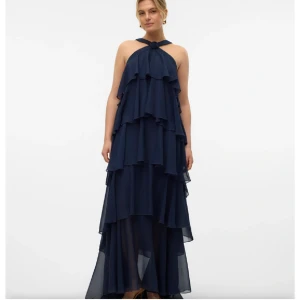 Felicia Wedin x Veromoda klänning  - Säljer denna i storlek M men passar även S. Super fin, slutsåld! 💞