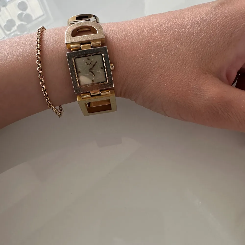 Äkta Dolce Gabbana klocka, använd går att putsas upp igen 😻 i fint skick elegant och stilren! . Accessoarer.