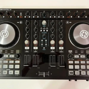 Native Instrument Traktor Kontrol S4 MK2 DJ Controller  - Mycket fint skick!  Säljer pga att jag huvudsakligen använde annan utrustning. All utrustning följer med och kommer även i original lådan då den nästan aldrig använts.