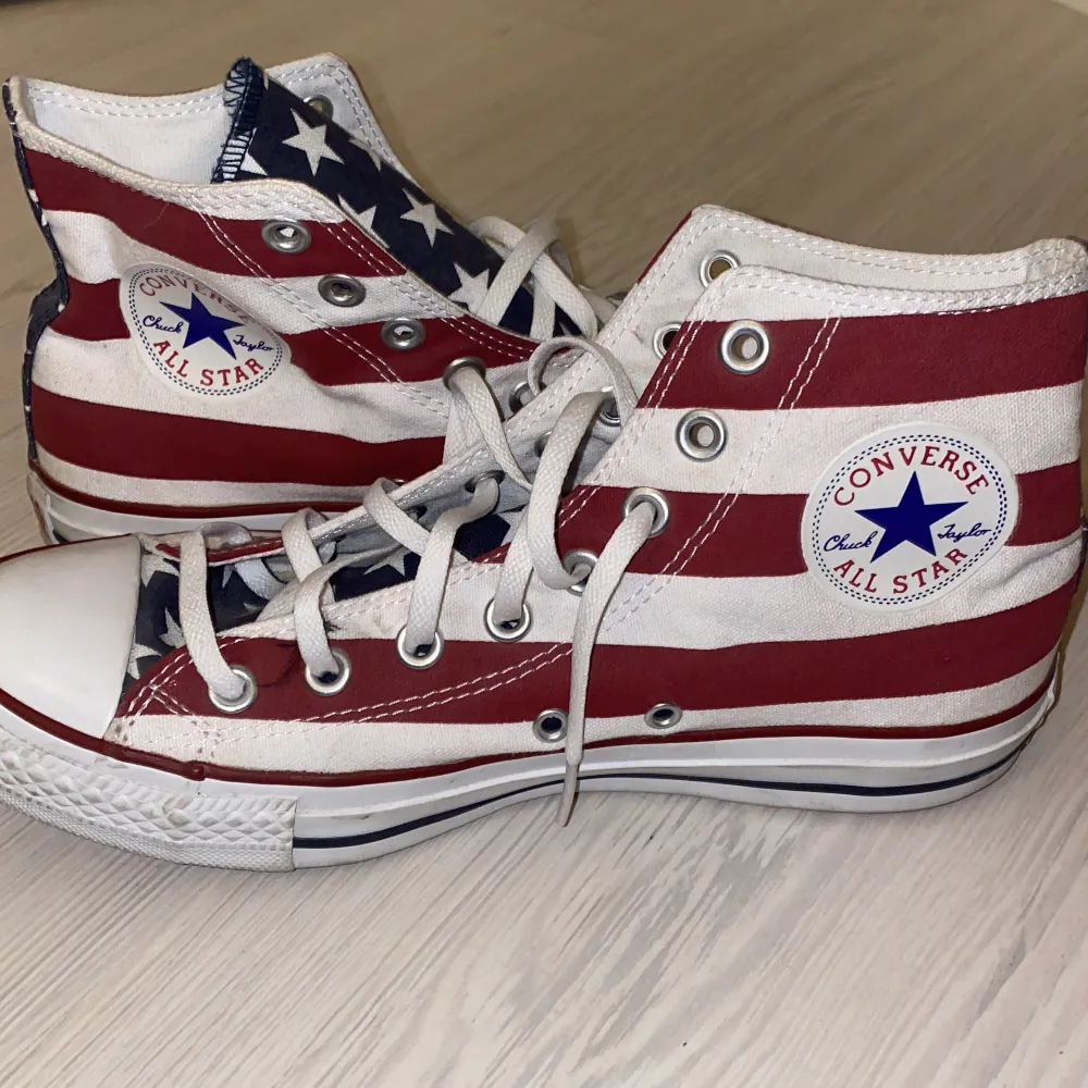 Coola Converse skor med USAs flagga på, använda få gånger. Skor.