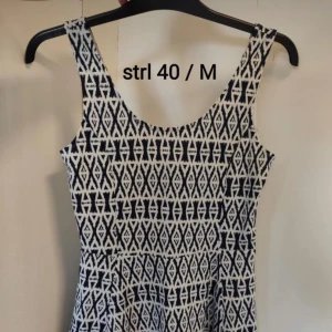 Klänning strl 40 - Märkt 40.  