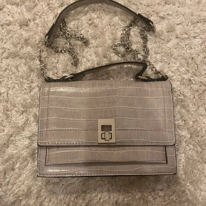 New look axelbandsväska - Går att bära i det korta handtaget också, jättesnyggt. Får plats med mer än det ser ut 🙌 Enkel vridöppning