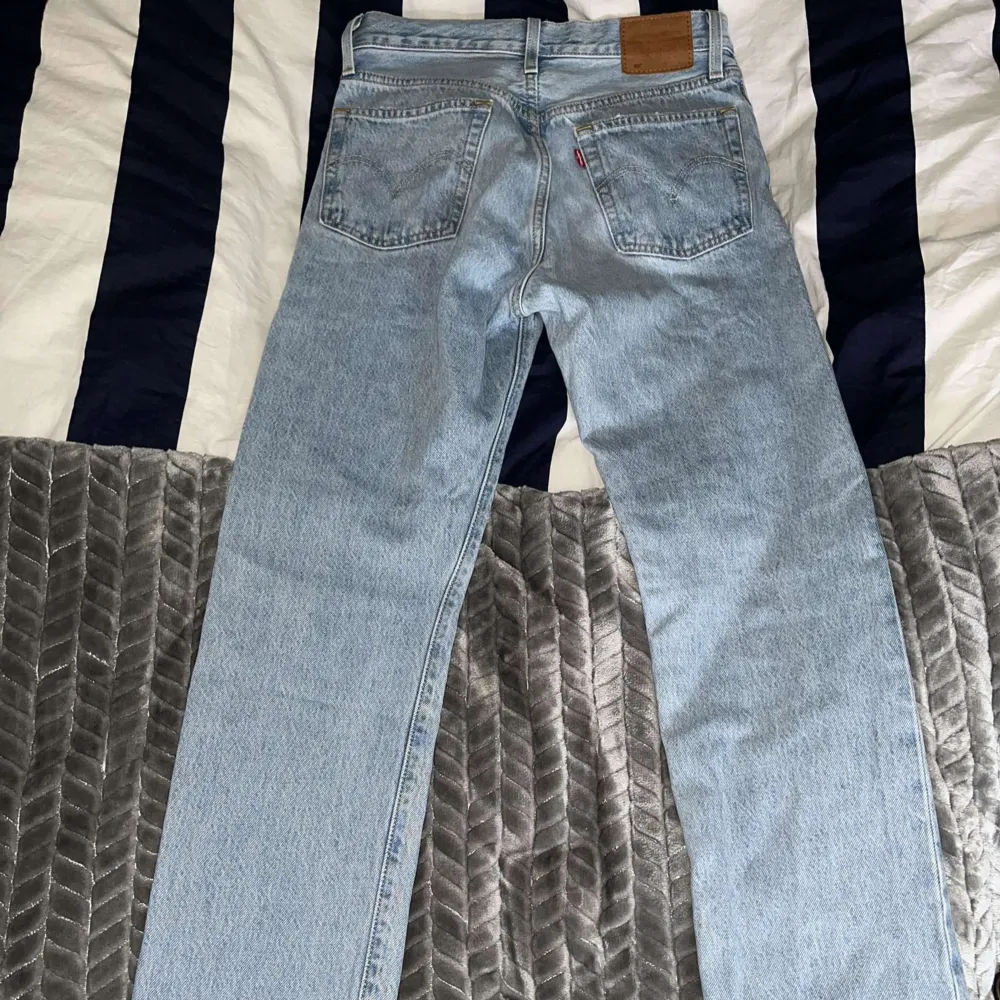 Ett par riktigt snygga jeans från Levi’s som jag tyvär har Växt ur. Dom är i storlek W26 L30  Om ni vill ha flera bild eller mer info är det bara att skriva . Jeans & Byxor.