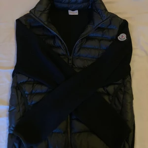 Moncler Cardigan - Säljer denna riktigt snygga cardigan. Använd ett par gånger men det finns inga skador/defekter. Skick 9.5/10. Givetvis äkta som ni ser i sista bilden och E-kvitto finns.