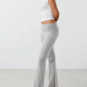 Yoga pants gråa från Ginatricot. Säljer eftersom att jag valde en för stor storlek. Bra skick, använda. De ser ut som på bilden. Köp gärna💘köpta för 359kr säljs för 259kr.