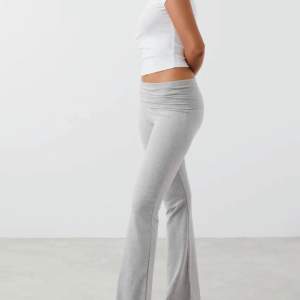 Yoga pants gråa från Ginatricot. Säljer eftersom att jag valde en för stor storlek. Bra skick, använda. De ser ut som på bilden. Köp gärna💘köpta för 359kr säljs för 259kr.