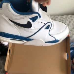 Nike air flight 89 skor  - helt nya, aldrig nånsin använda storlek 44.5 box finns med och är köpta från zalando för över 1300kr för några månader sedan.