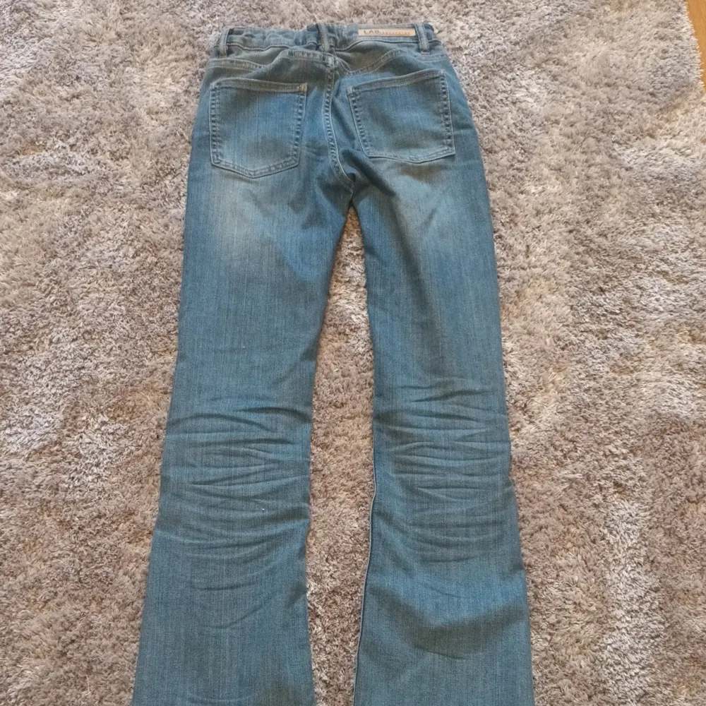 Super fina blåa jeans från kapphal!! På första bilderna ser man hur de sitter på, dem ser mörkare ut än vad de är!! Inga deffekter, jag är 166 cm meter lång o de går inte hela vägen ner.. Jeans & Byxor.