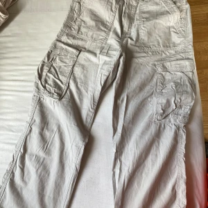 Cargobyxor  - Cargobyxor från bershska. Storlek 38 men går att justera i midjan vilket gör att dom passar både större och mindre. Är en av mina favoritbyxor och vill ha exakt samma men i en mindre storlek så säljer dessa vidare. Man får så mycket komplimanger!