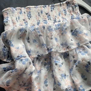 Kjol  - Säljer en jätte fin kjol till sommaren man kan använda den som topp också, dom har inga skador den är som ny.