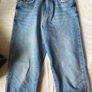 Jeans från bikbok - Jättefina & populära jeans från bikbok. Fått så mycket komplimanger när jag haft på mig dessa , då passformen är 10/10! Är dock för stora nu och vill köpa ett par i mindre storlek. Nypris 500kr rekommenderar dessa då de är i nyskick. Passar mig som h