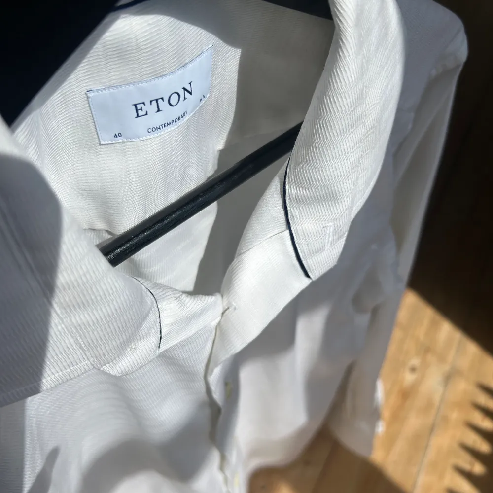 Säljer denna sköna vita skjortan från ETON i fint skick. Storlek 40. Nypris ligger runt 2000. Du får gärna höra av dig om du har frågor!. Skjortor.
