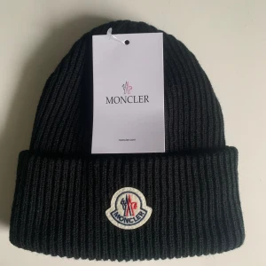 Moncler Cotton Beanie - En ny och helt oanvänd moncler mössa, lappar och allt finns kvar 