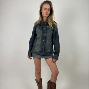 Jeansjacka - Jeansjacka Modellen är 169cm