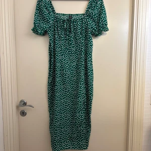 Sommarklänning  - Grön klänning med slits på sidan, köpt på shein och aldrig använd💕