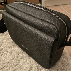 Michael kors väska.  - Super fin axelrems väska i nyskick. Använd typ tre gånger.  Mycket rymlig och stilig och perfekt till sommaren.   Nypris är 2700kr