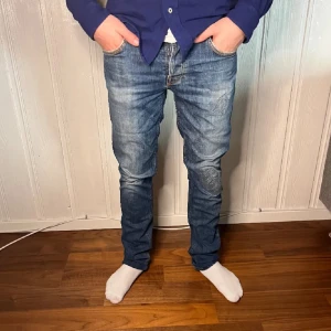 Nudie jeans - Säljer nu dessa nudie jeans nu! Skicket är 9/10, slutningarna är fabriks slitningar, ny pris 1600! Tveka absolut it på att skriva!