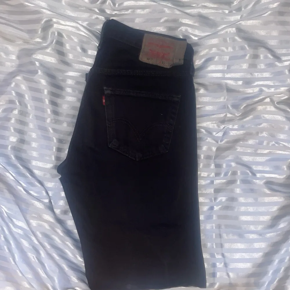 Ett par vintage Levis 501 jeans. De är från man avdelningen men jag som tjej har haft de längre utan problem. Ett hål i skrevet som enkelt sys ihop. Vet inte hur det uppstod men det gjorde det. Säljer då jag har två andra par och inte behöver tre💞🩷. Jeans & Byxor.