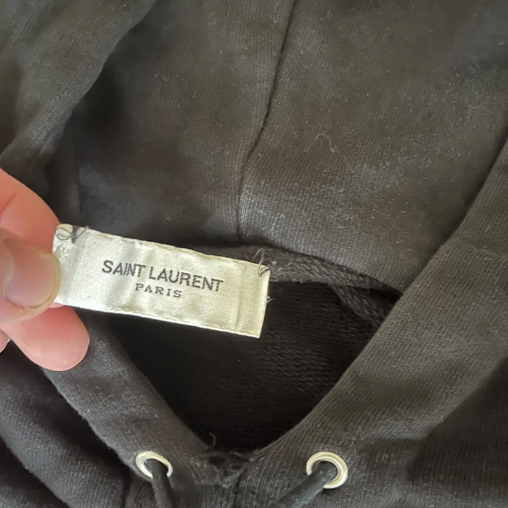 Tjena säljer nu en tvärfet saint Laurent hoodie. Fint skick förutom att neck tagen har lossnat lite. Självklart äkta. Hör av dig om du har fler frågor😁. Hoodies.
