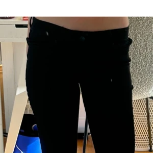 Vero Moda lågmidjade svarta jeans - Säljer mina jättesnygga lågmidjade Vero Moda Jeans då jag inte använder de. De är nästan helt oanvända. Perfekt för långa personer! Jag är 174 cm för referens. 