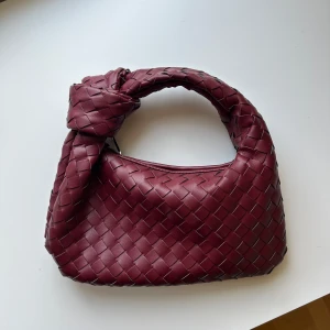 Bottega liknande väska - säljer min superfina vinröda bottega liknande väska från design by si då den inte kommer till användning 💕helt oanvänd !!  Nypris: runt 600kr 