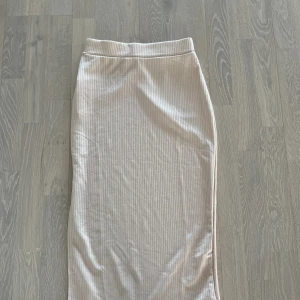 Kjol  - Säljer denna mjuka kjol i en ljusrosa färg, storlek S