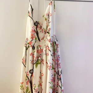 Sommarklänning  - Sommarklänning med vackert mönster i körsbärsblommor  Nyskick 