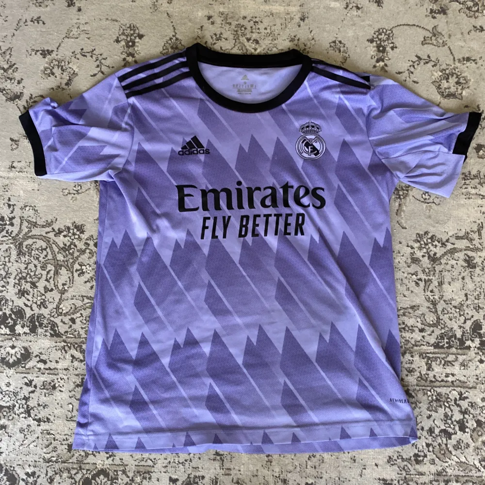 Adidas Real Madrid Jersey. 10/10.  250 kronor kan sänkas. Köparen står för frakten. . T-shirts.