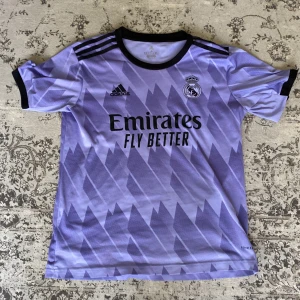 Adidas real Madrid Jersey  - Adidas Real Madrid Jersey. 10/10.  250 kronor kan sänkas. Köparen står för frakten. 