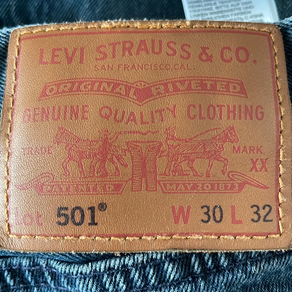 Levis jeans 501 Skick 8/10 Säljs pågrund av för stora Hör av er vid frågor . Jeans & Byxor.