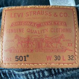 Levis jeans 501 Skick 8/10 Säljs pågrund av för stora Hör av er vid frågor 