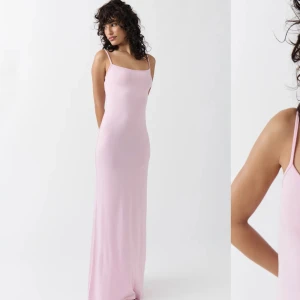 Trendig Gina Tricot klänning! - Säljer denna underbara klänning som är helt oanvänd från Gina tricot. Sitter som ett smäck, helt slutsålda på hemsidan☺️