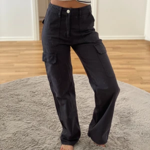 Zara byxor  - Blå cargojeans, storlek 34, perfekt skick