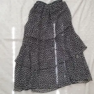 Svart cheetah print volang kjol!! Jättesöt men tyvärr för liten 💕💕 jättebra skick inga fläckar!! Har sj använt en hång men köpt på sellpy!